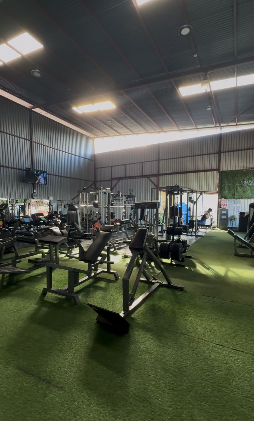 Instalaciones Strong Gym — máquinas